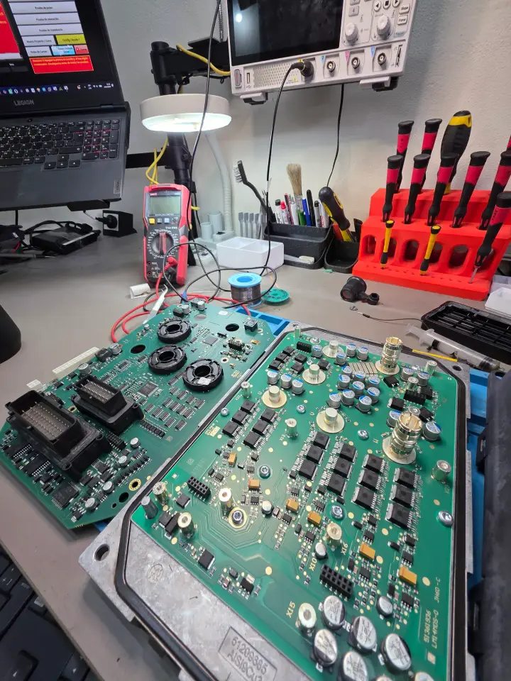 Placas de potencia y de control de un módulo abierto en el banco de reparación