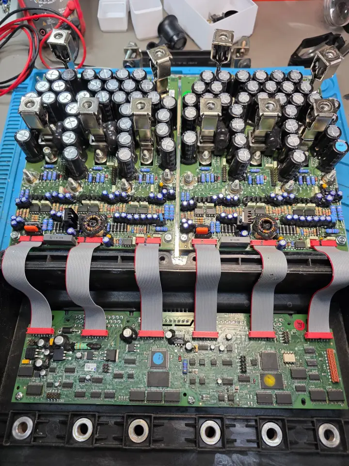 Etapa de potencia de un controlador con bancos de capacitores y placas de control unidas por flats