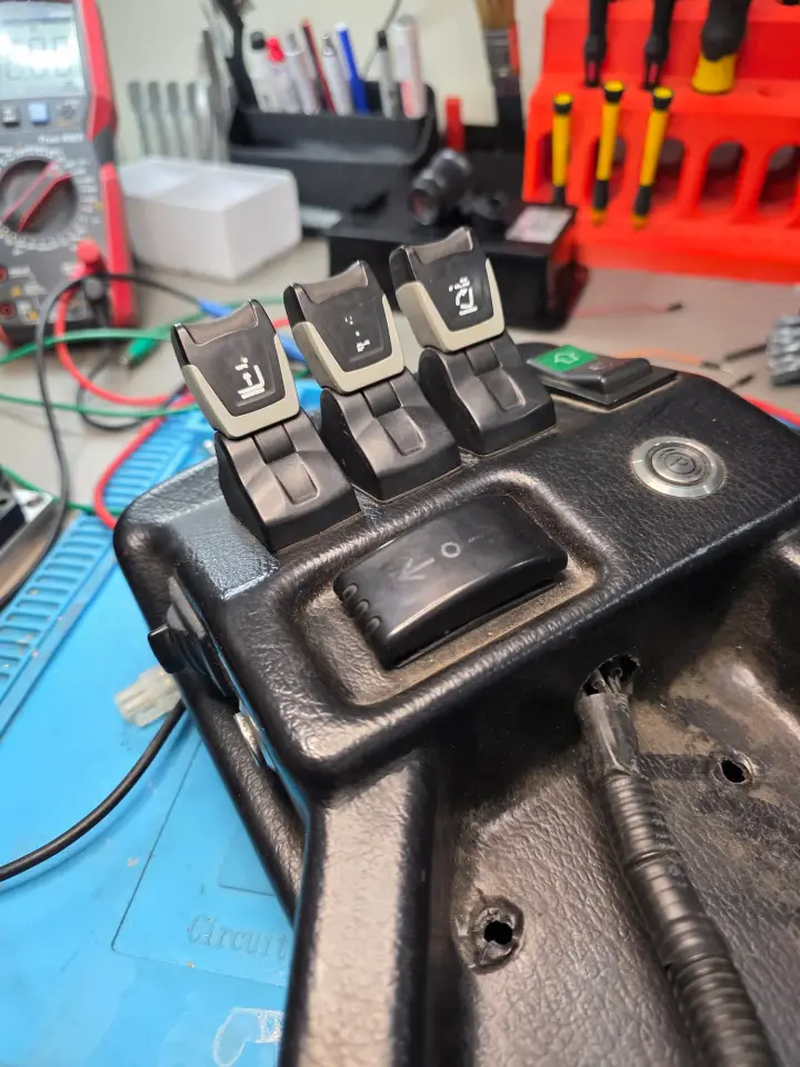Joystick de mando de un autoelevador sobre la mesa de trabajo del laboratorio
