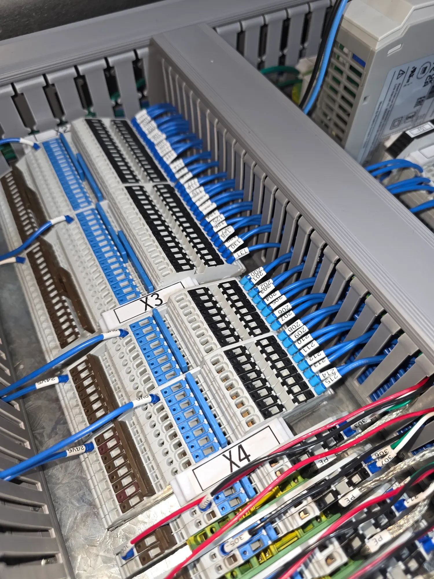 Interior de un tablero eléctrico con bornes numerados y cableado ordenado