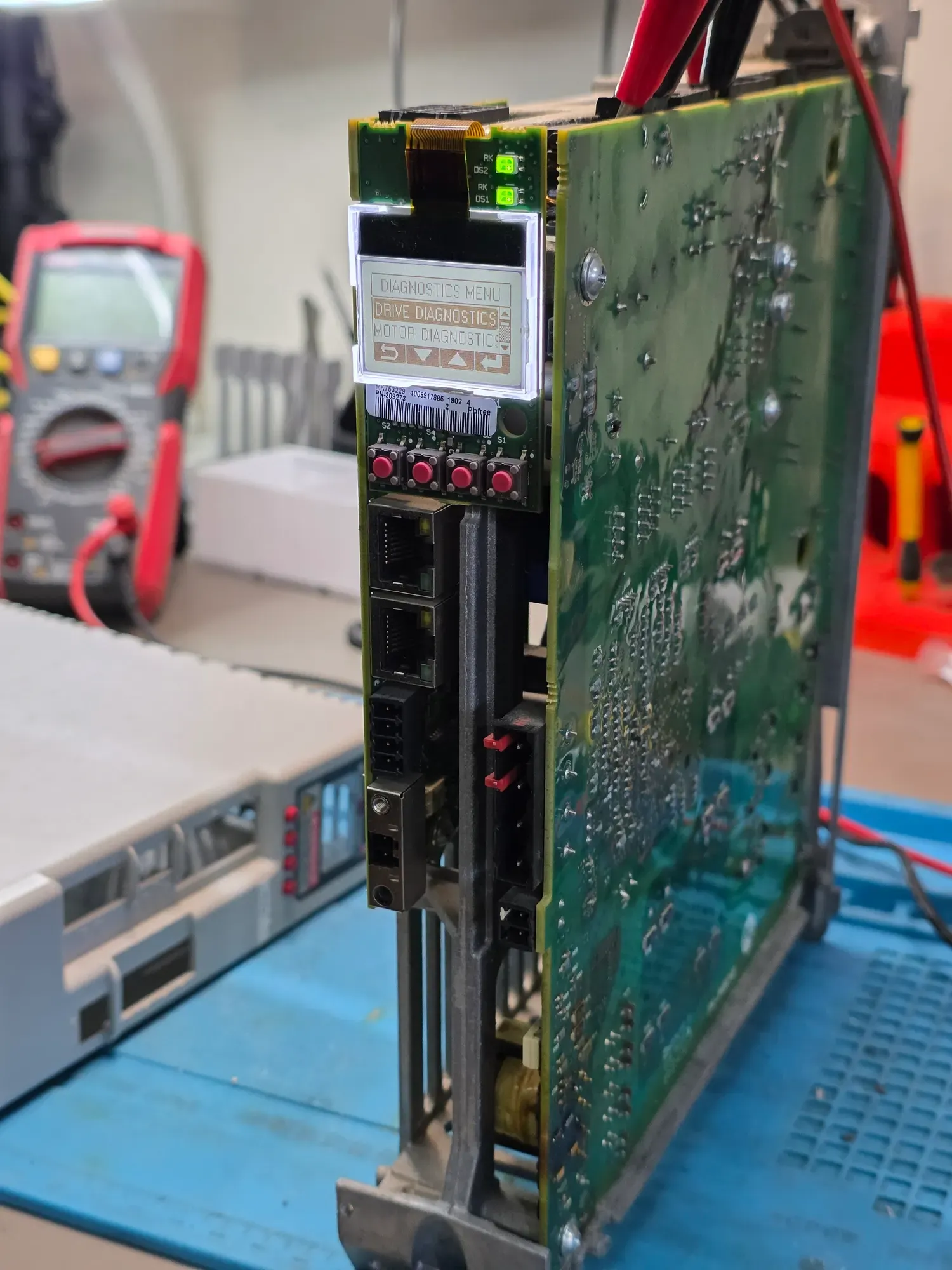 Módulo electrónico industrial con display, en revisión sobre el banco del laboratorio